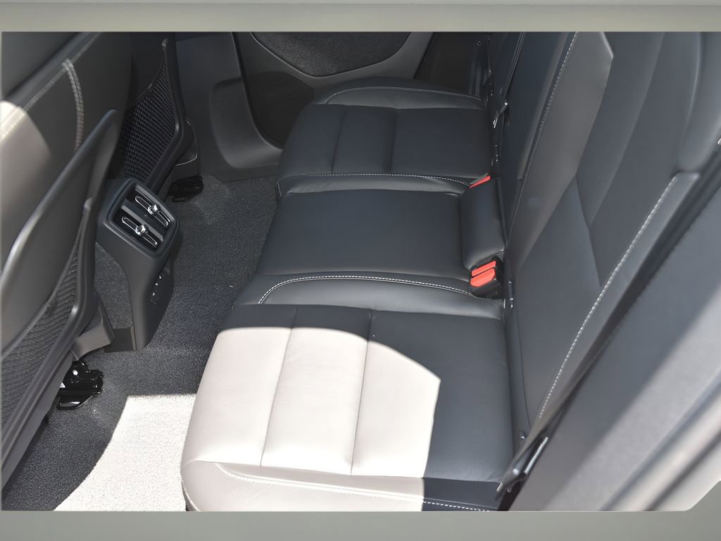 Certified 2025 Volvo XC40 B5 Ultra w/ Protection Package Premier image 14