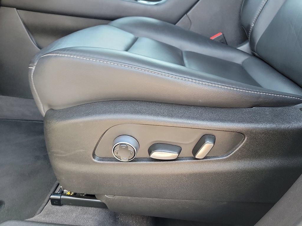 Used 2025 Cadillac XT4 Premium Luxury FWD image 12