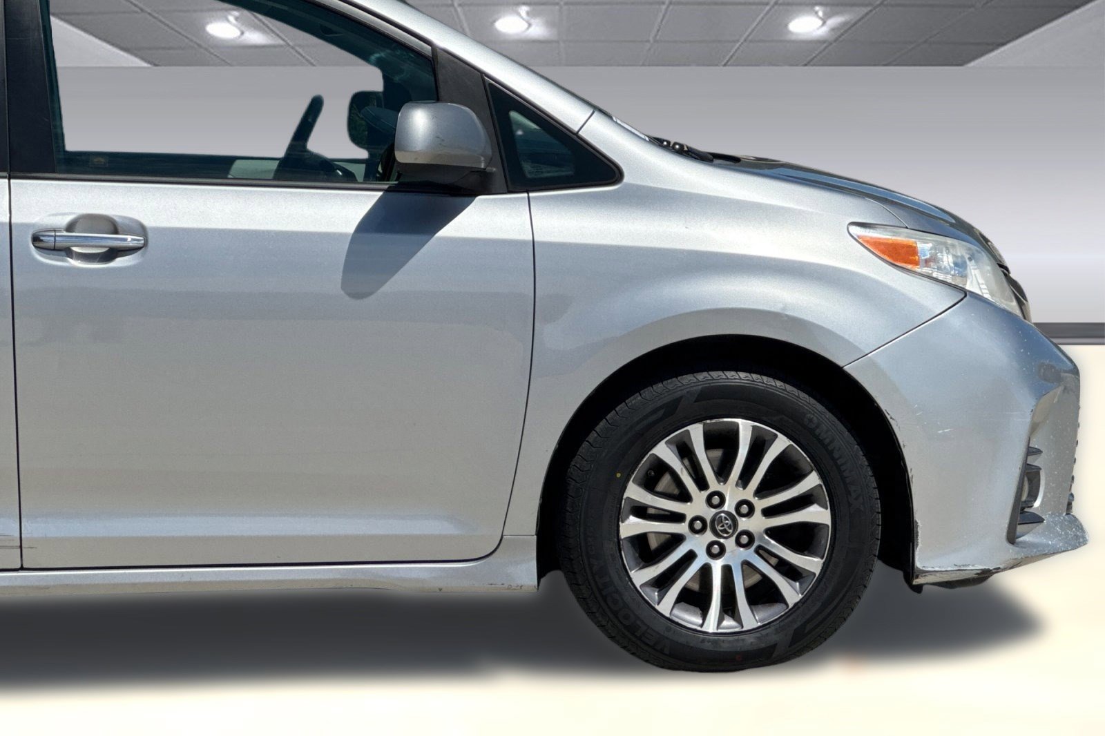Used 2018 Toyota Sienna XLE FWD image 35