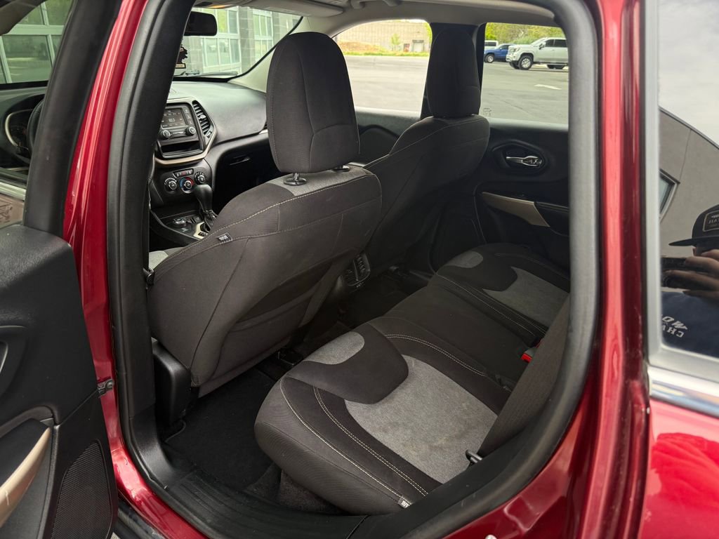 Used 2018 Jeep Cherokee Latitude AWD/4WD image 27