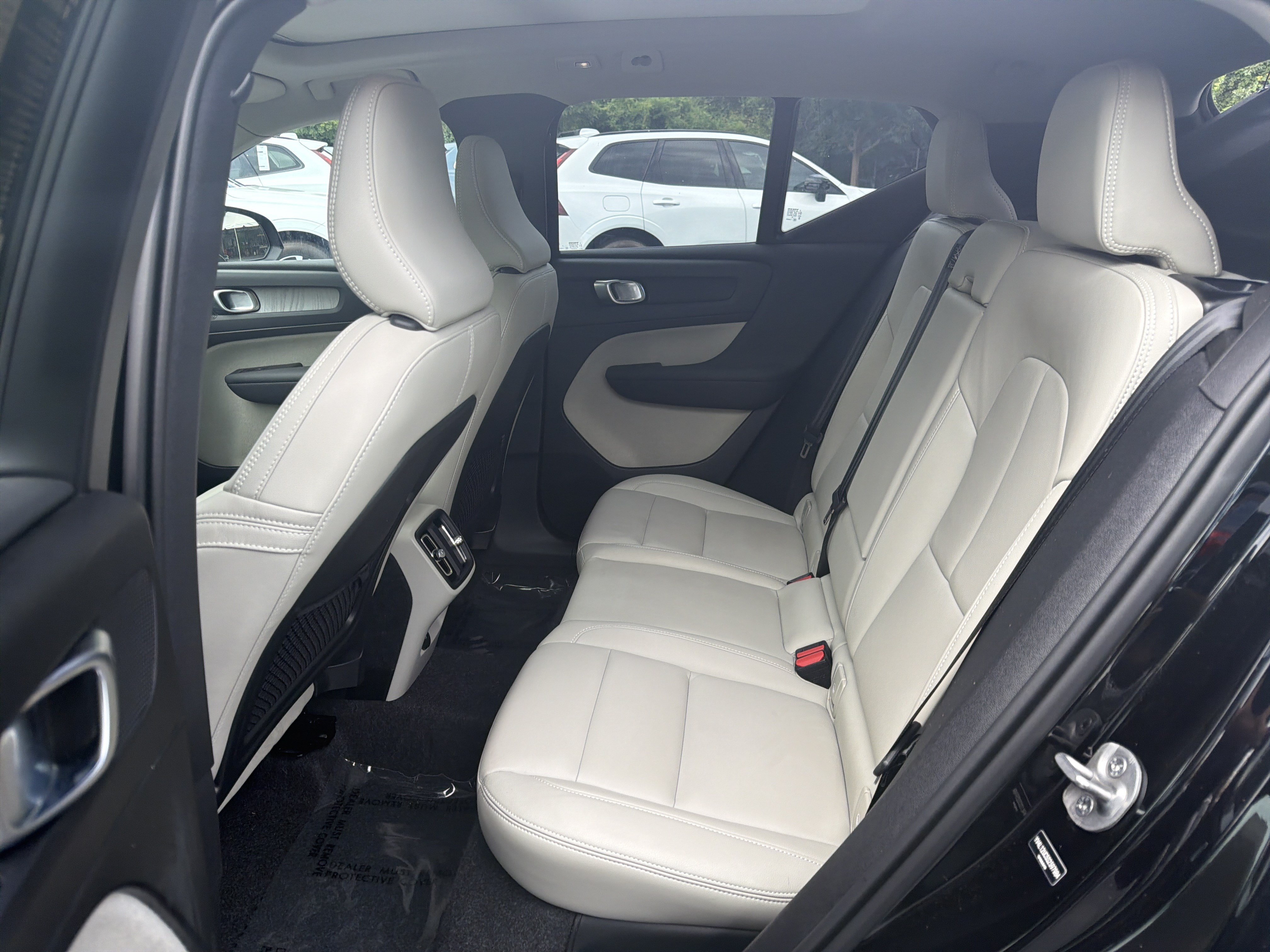 Certified 2025 Volvo XC40 B5 Plus AWD/4WD image 32
