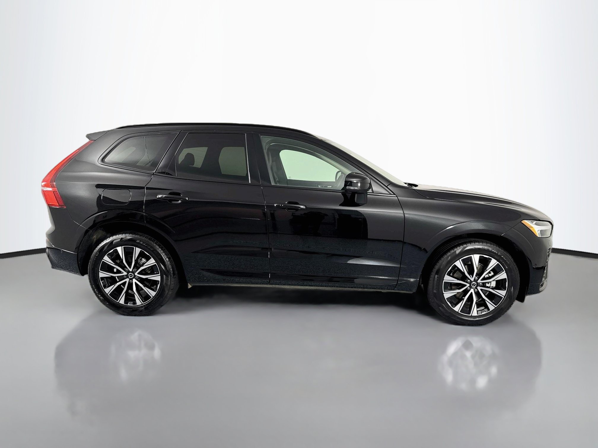 Used 2024 Volvo XC60 B5 Plus w/ Protection Package Premier AWD/4WD image 4