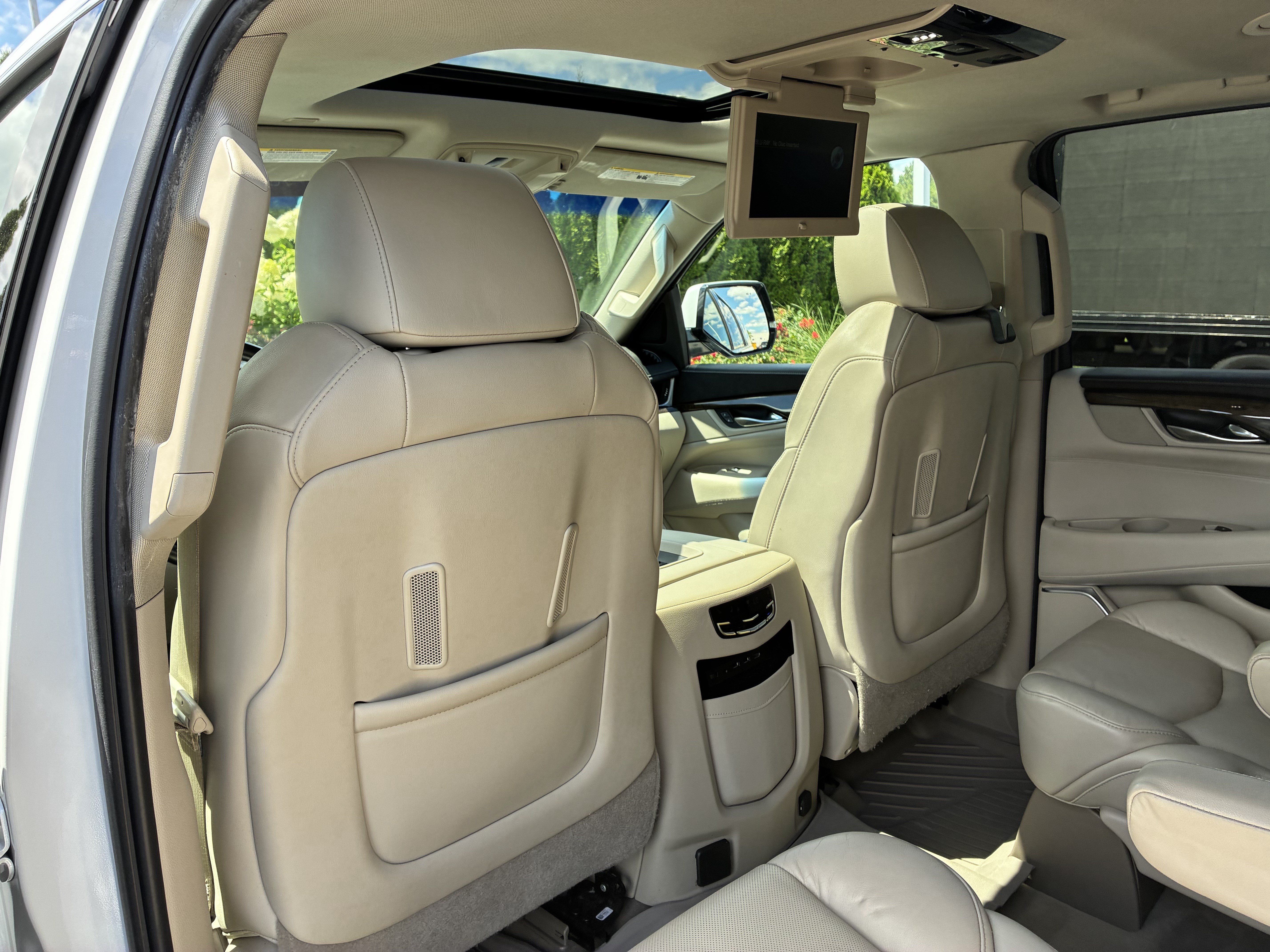 Used 2019 Cadillac Escalade ESV Premium Luxury AWD/4WD image 16
