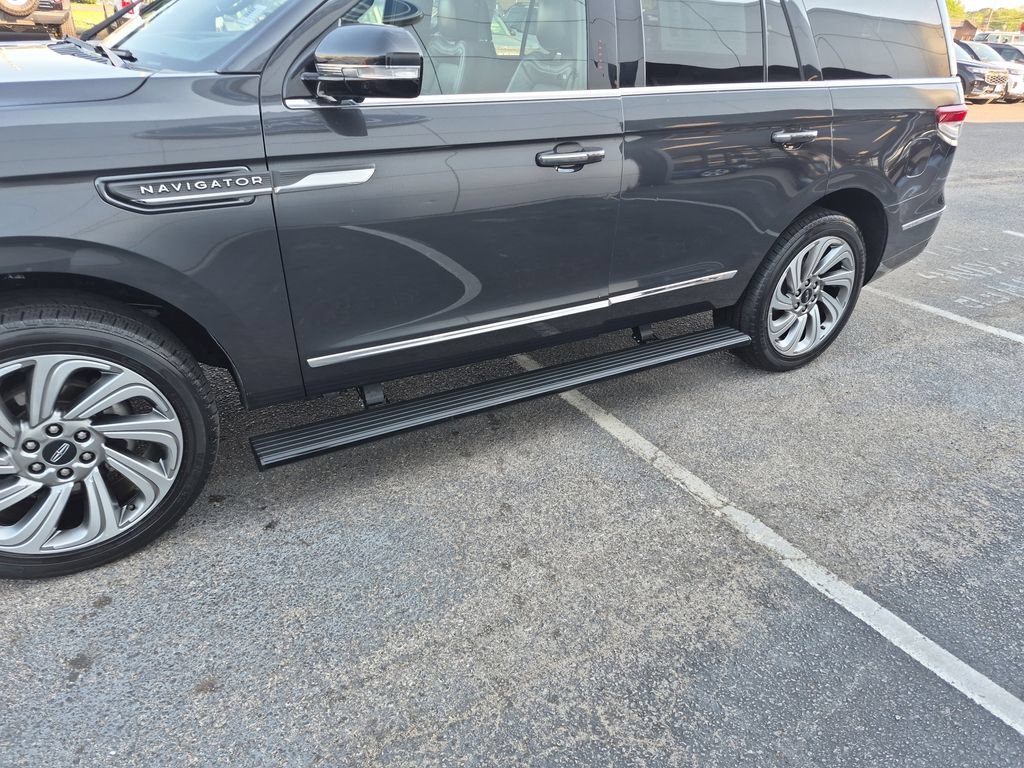 Used 2023 Lincoln Navigator Reserve AWD/4WD image 8