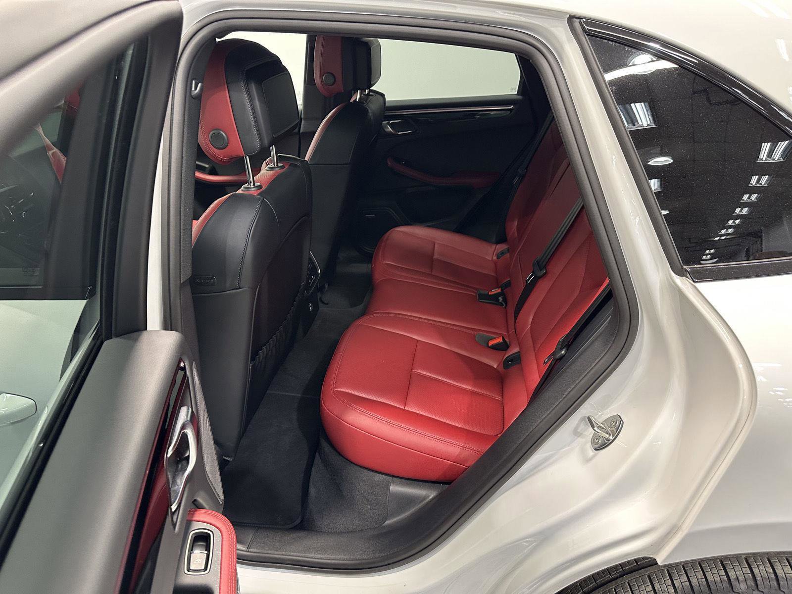 Certified 2025 Porsche Macan image 34