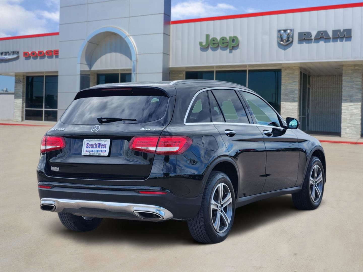 Used 2019 Mercedes-Benz GLC 300 4MATIC image 4