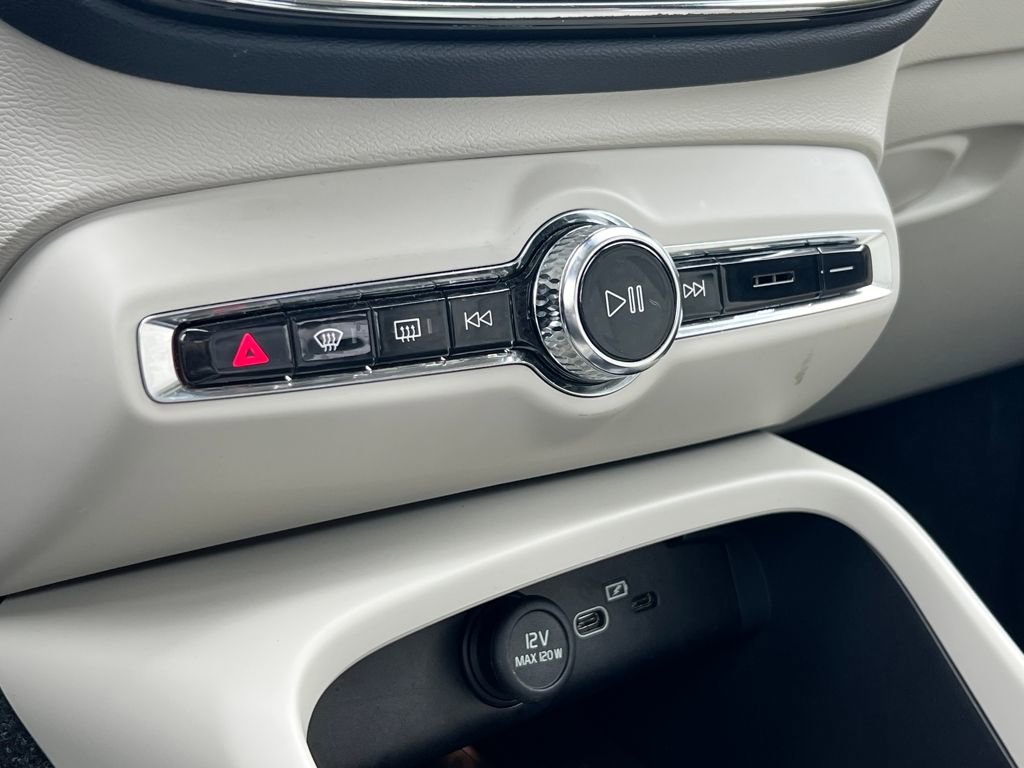 Used 2023 Volvo XC40 B4 Plus image 26