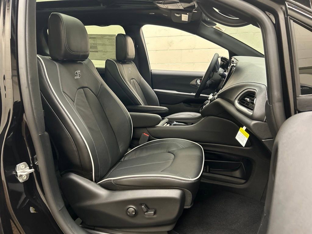 New 2027 Chrysler Pacifica Limited FWD image 14