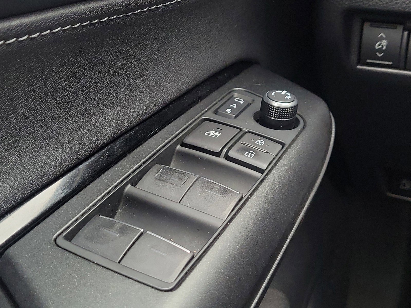 Used 2024 Toyota Venza LE AWD/4WD image 20