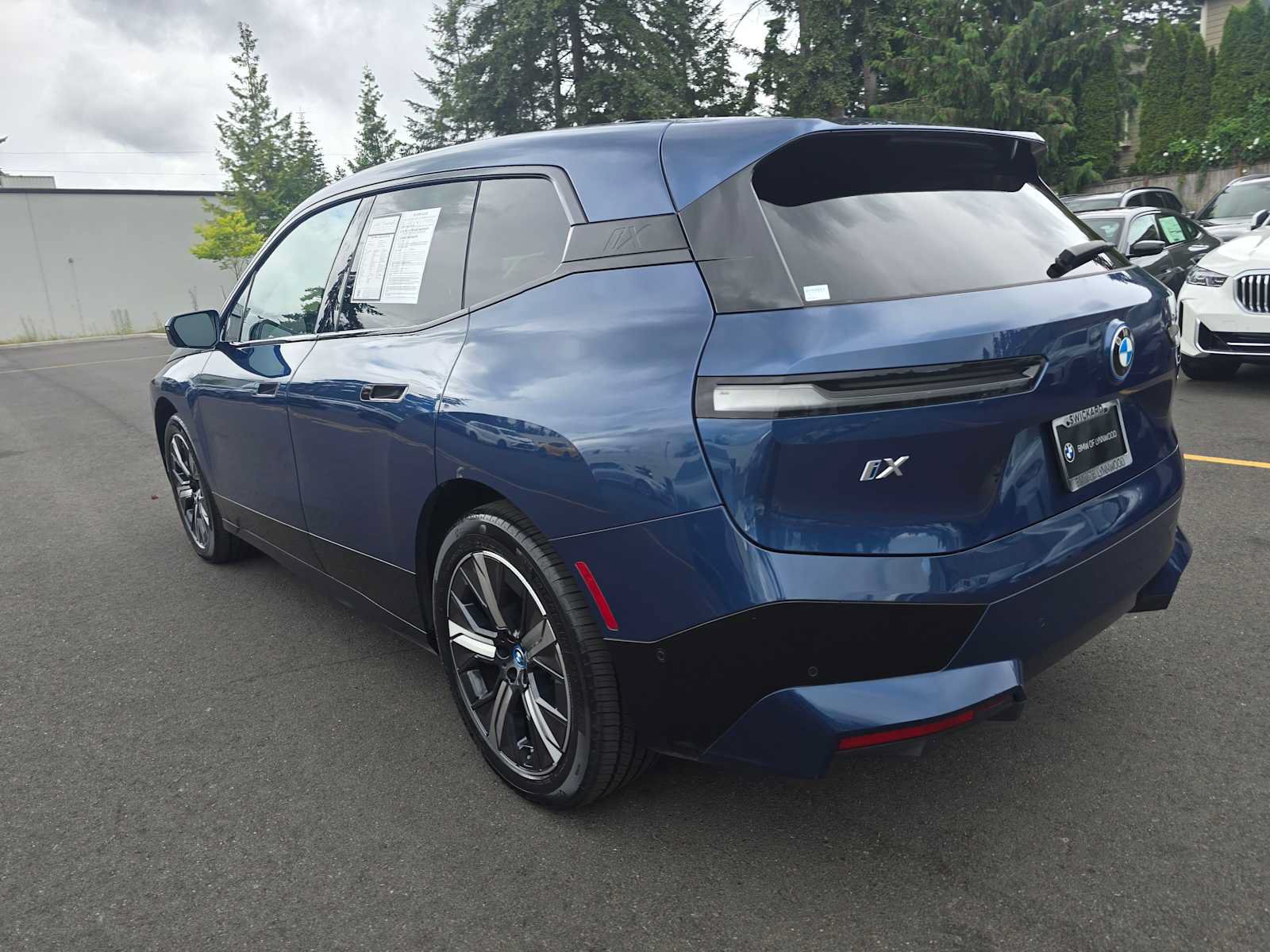 Used 2023 BMW iX xDrive50 w/ Sport Package AWD/4WD image 5