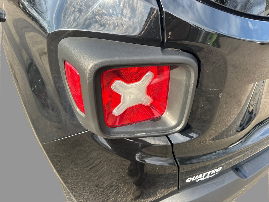 Used 2015 Jeep Renegade Latitude w/ Cold Weather Group image 21