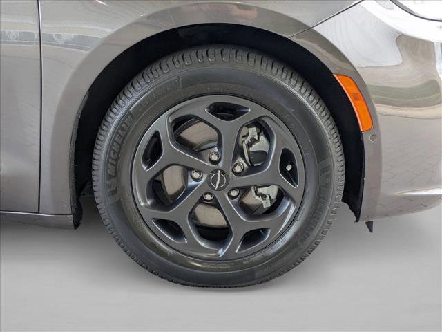 Used 2022 Chrysler Pacifica Limited w/ Uconnect Theater Family Group FWD image 22