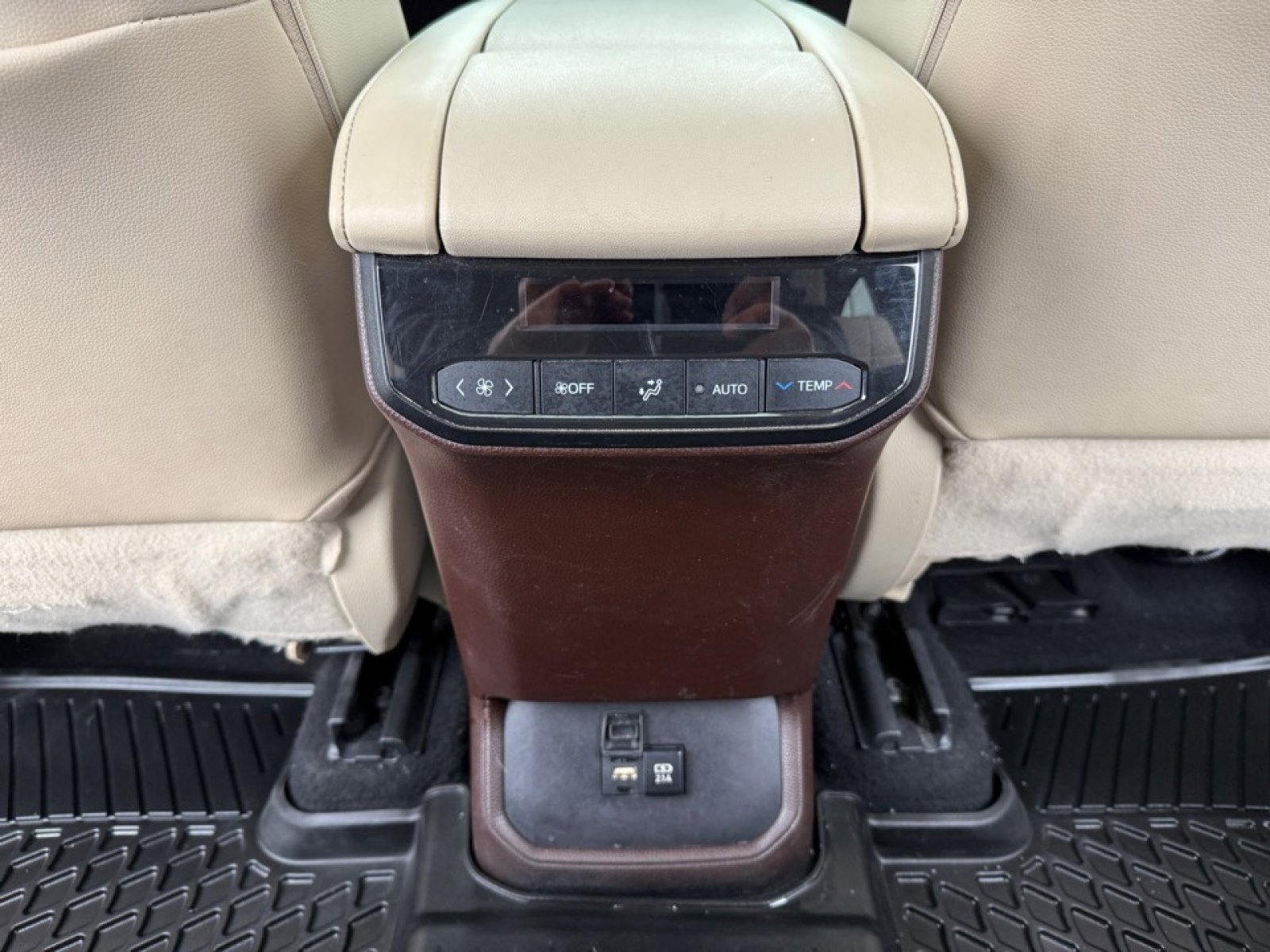 Used 2020 Toyota Highlander XLE image 32