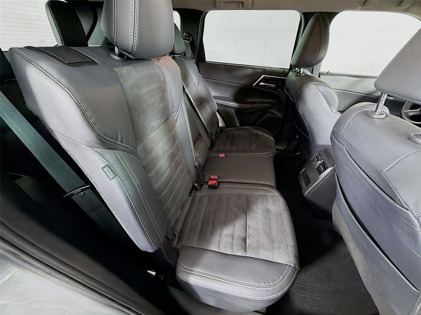 Used 2023 Mitsubishi Outlander SE image 26