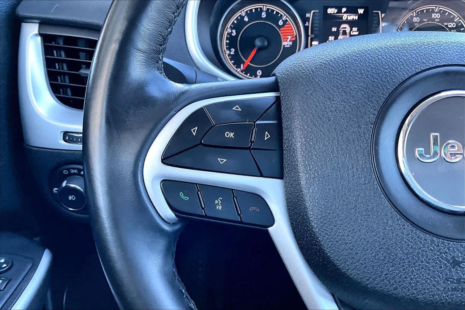 Used 2018 Jeep Cherokee Latitude Plus AWD/4WD image 24
