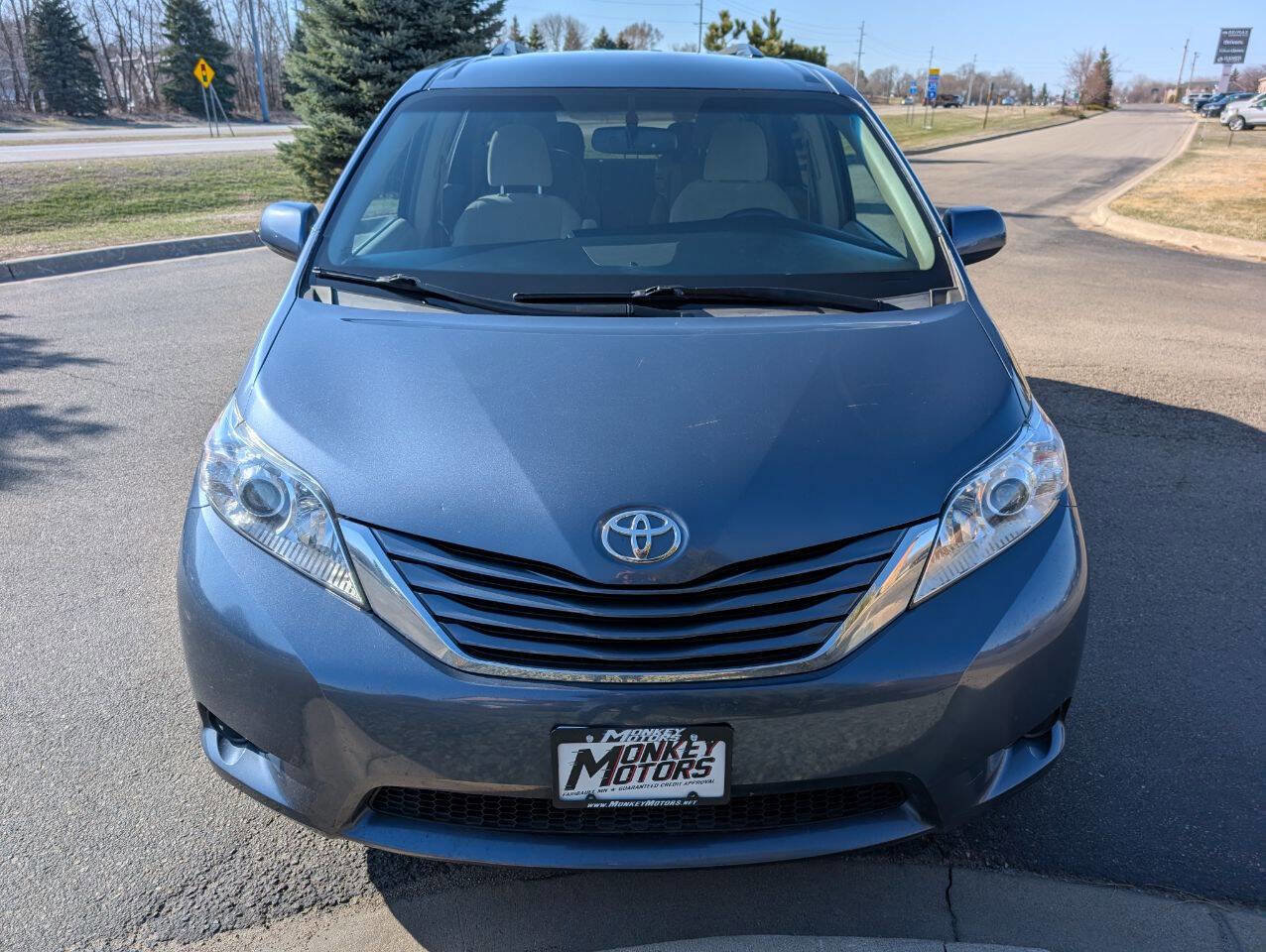 Used 2017 Toyota Sienna LE image 4