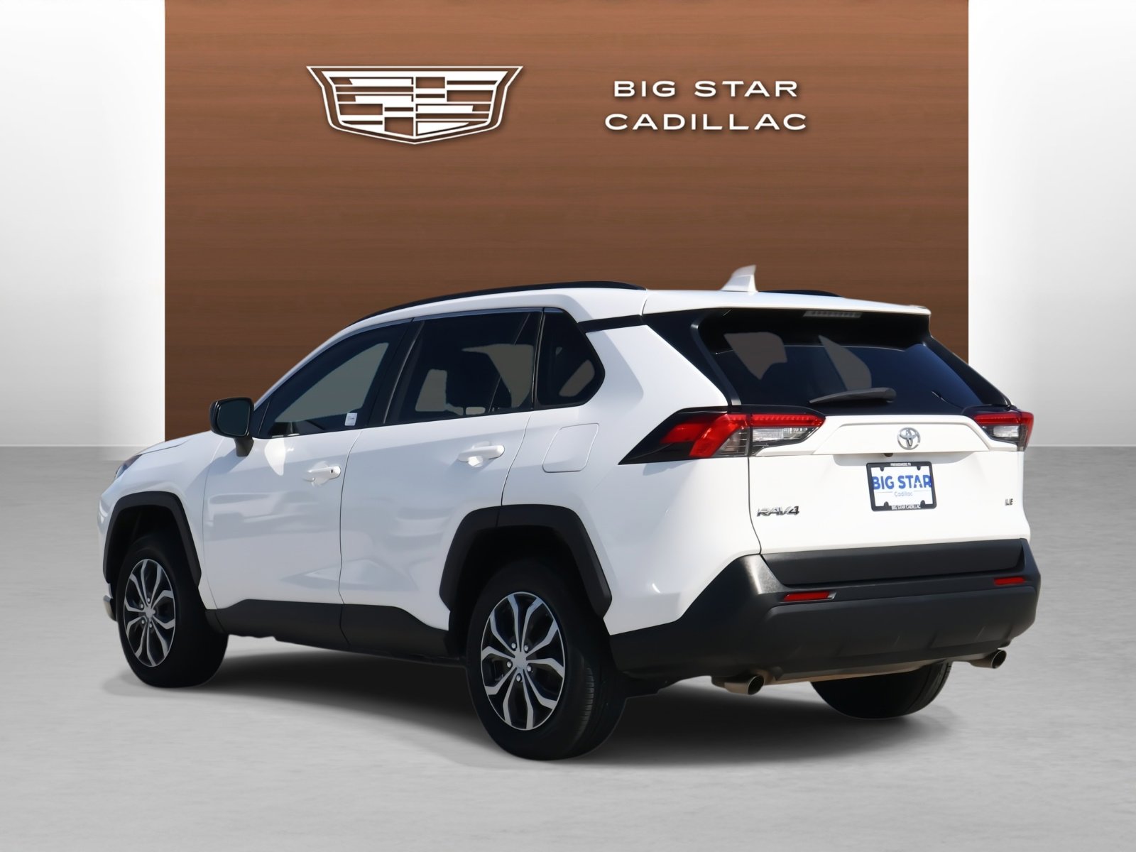 Used 2019 Toyota RAV4 LE image 3