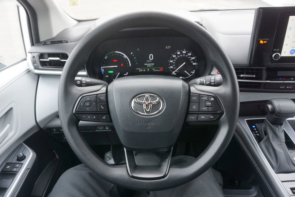 Used 2025 Toyota Sienna LE image 3