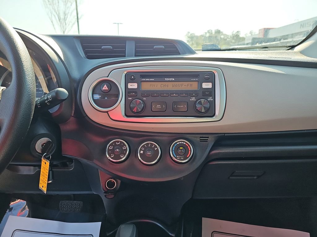 Used 2012 Toyota Yaris L image 21