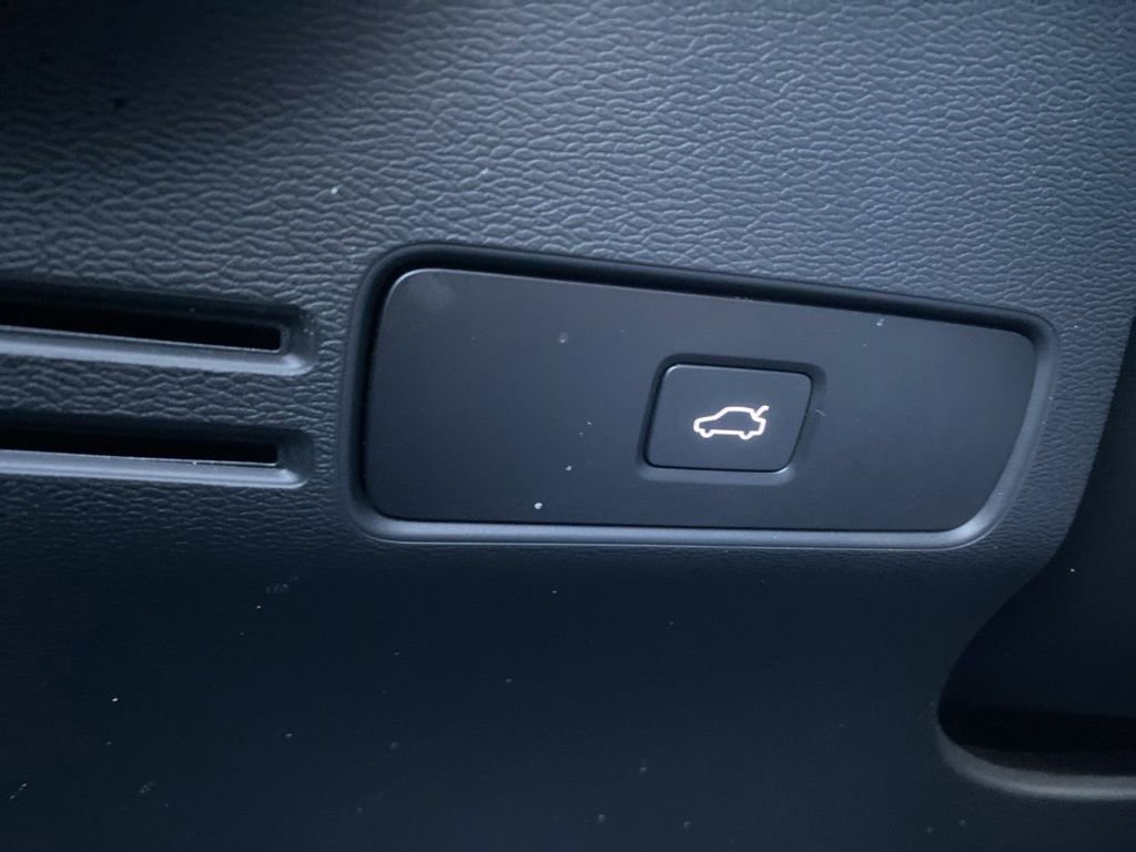 Used 2024 Volvo XC40 B5 Core image 15