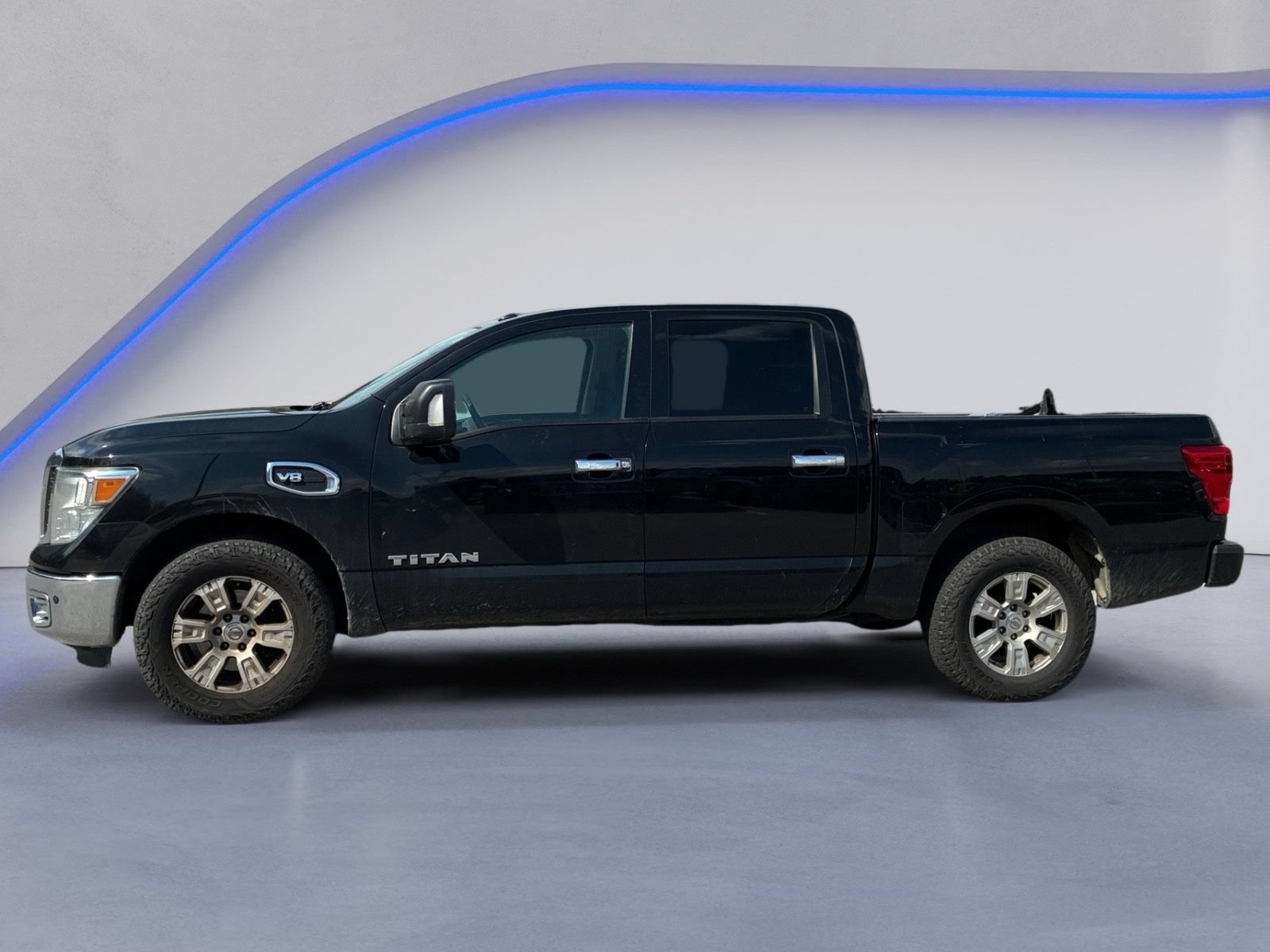 Used 2017 Nissan Titan SV AWD/4WD image 3