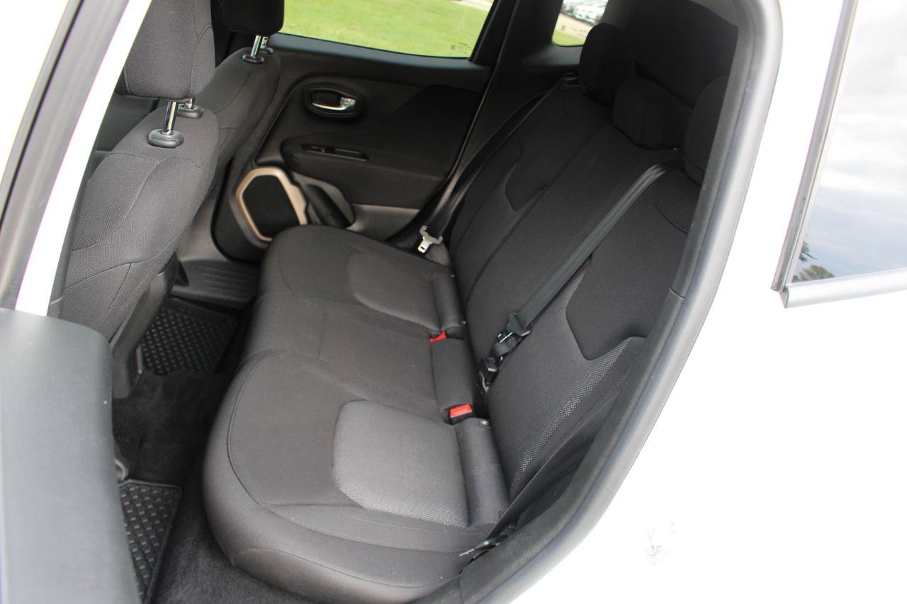 Used 2016 Jeep Renegade Latitude w/ Cold Weather Group FWD image 31