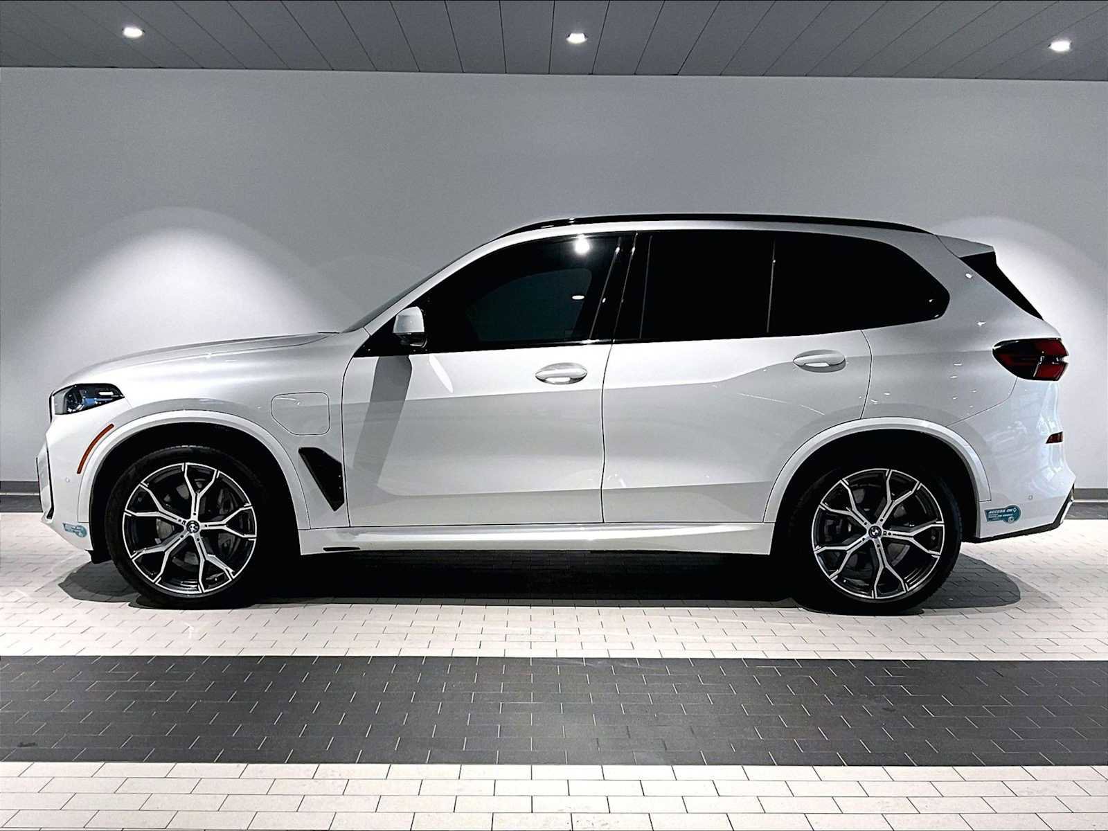 Used 2025 BMW X5 xDrive50e w/ M Sport Package image 2