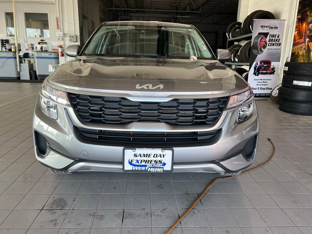 Used 2023 Kia Seltos LX AWD/4WD image 2