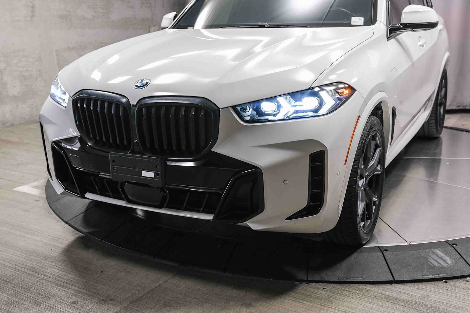 Used 2024 BMW X5 xDrive50e w/ M Sport Package AWD/4WD image 11