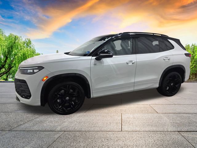 Certified 2025 Volkswagen Tiguan SE R-Line image 7