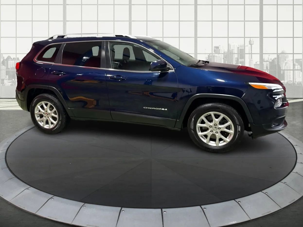 Used 2015 Jeep Cherokee Latitude image 2