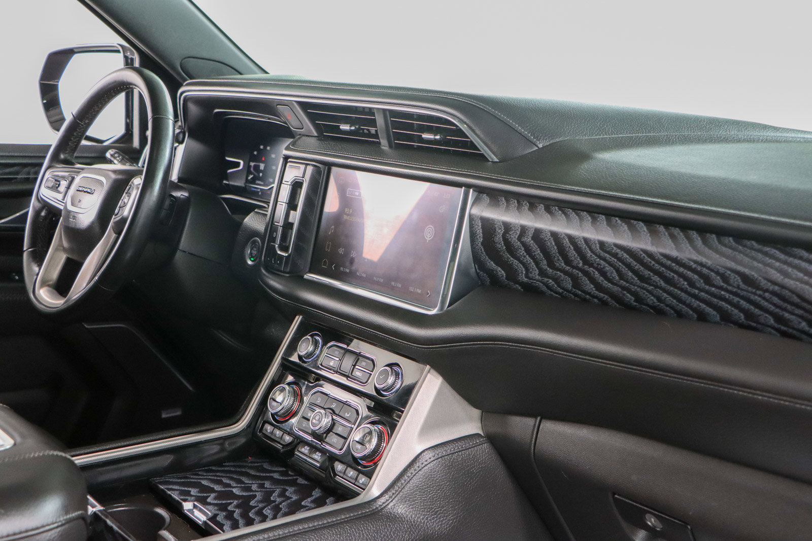Used 2023 GMC Yukon Denali image 29