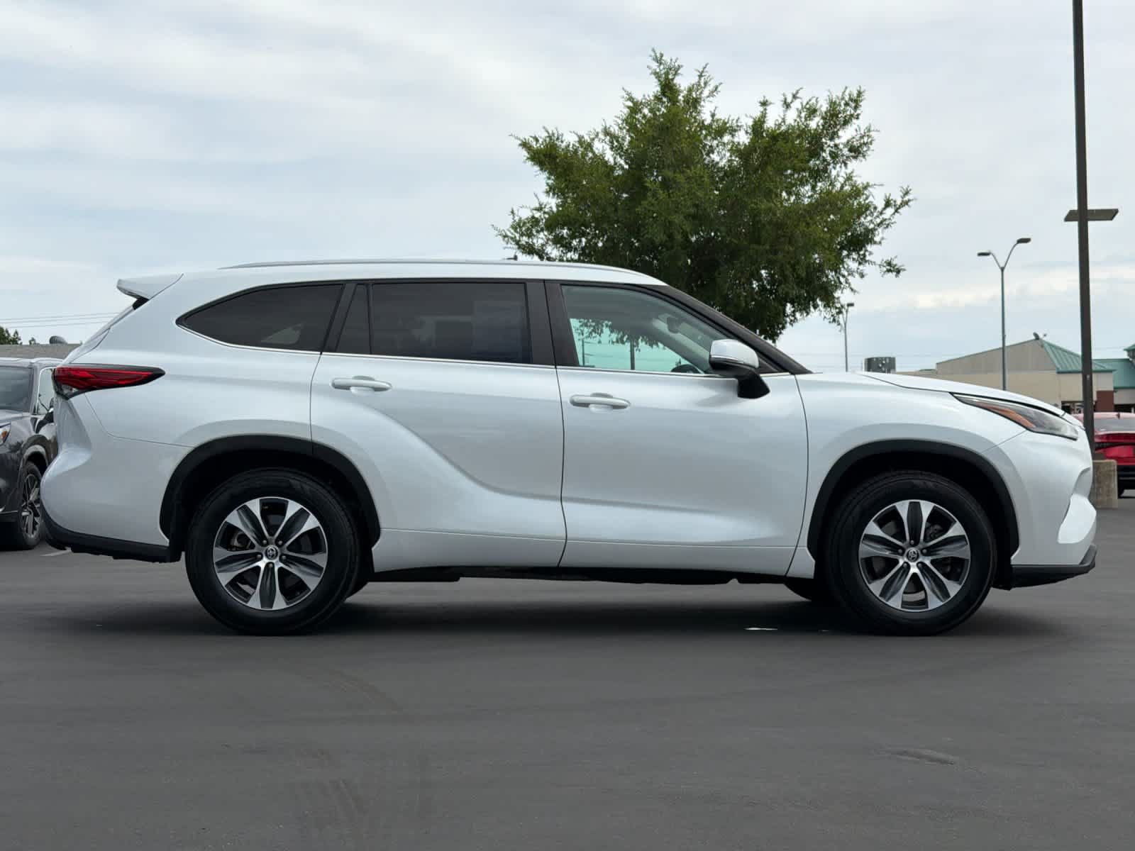 Used 2023 Toyota Highlander XLE FWD image 6