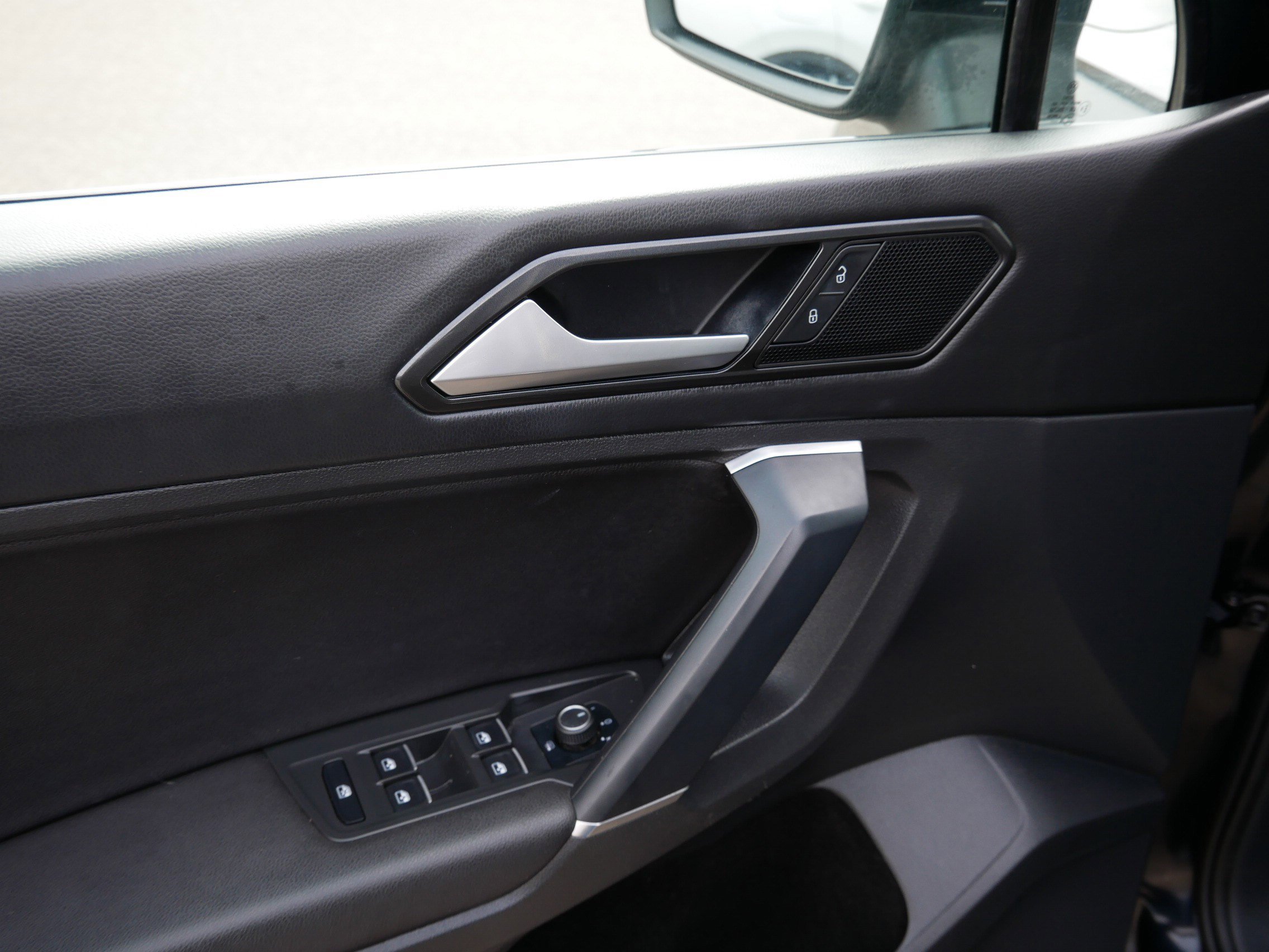 Used 2018 Volkswagen Tiguan SE image 19