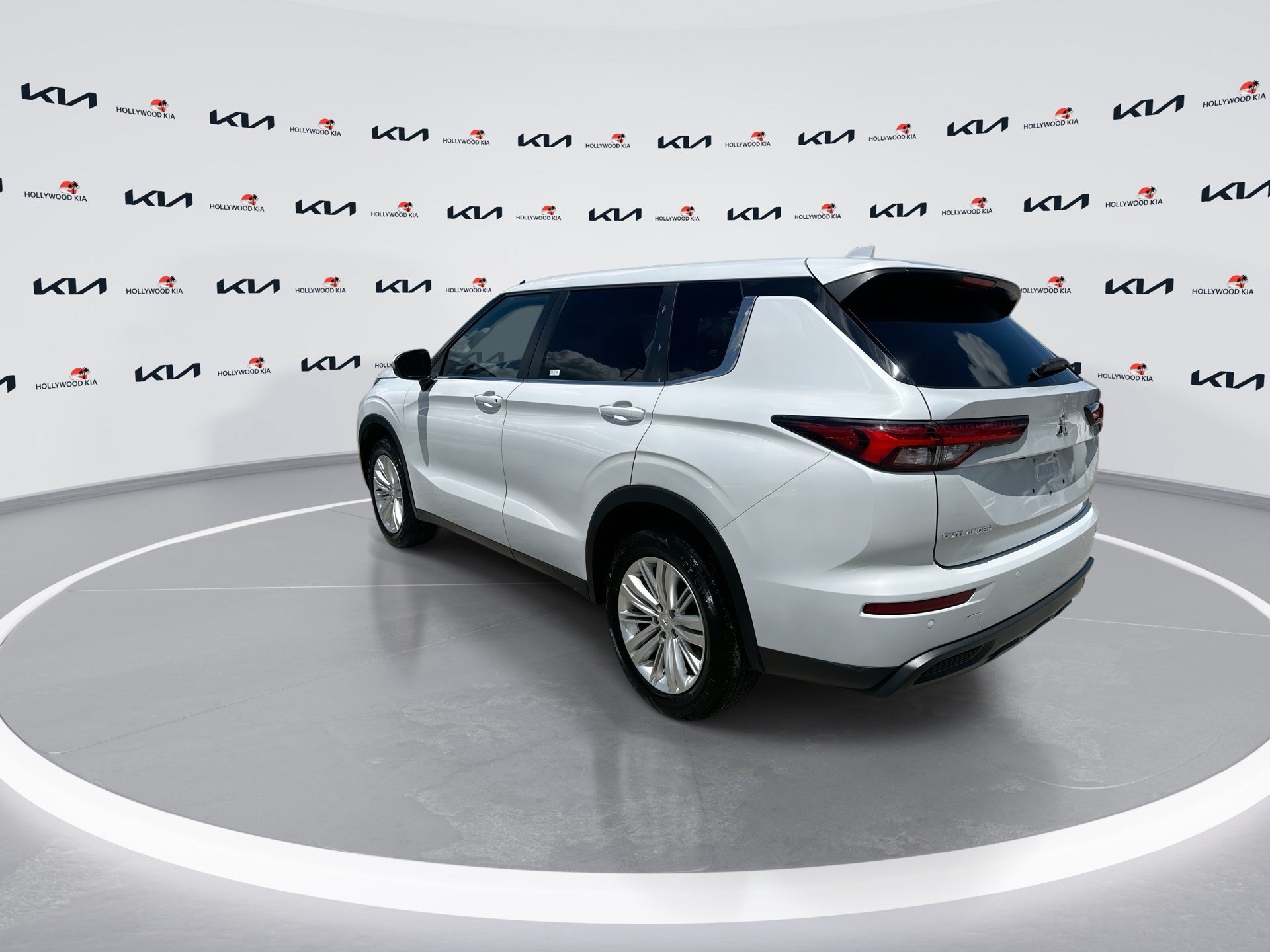 Used 2023 Mitsubishi Outlander ES FWD image 6