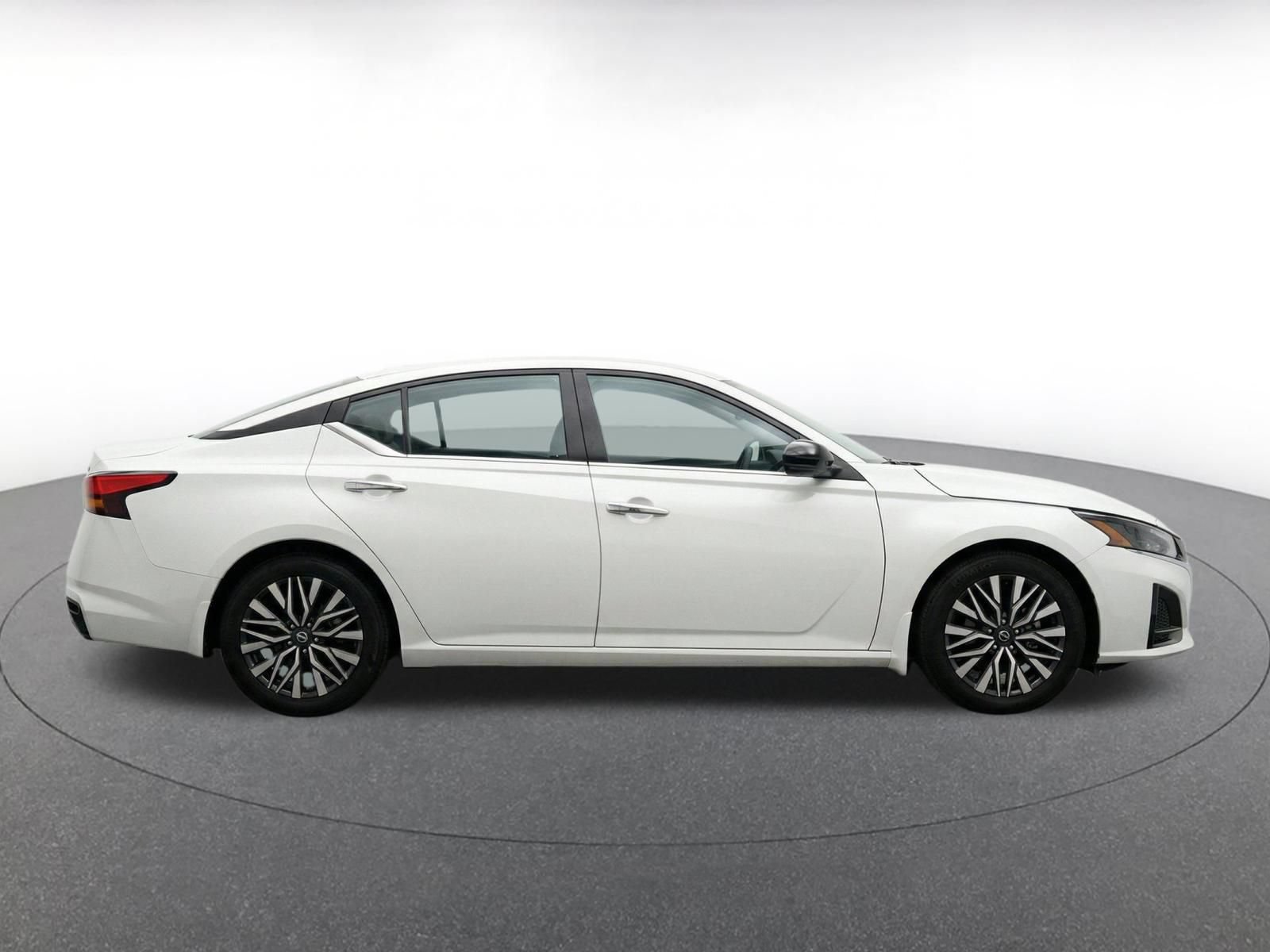 Used 2025 Nissan Altima 2.5 SV FWD image 10