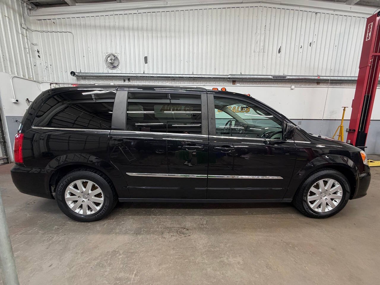 Used 2015 Chrysler Town & Country Touring FWD image 9