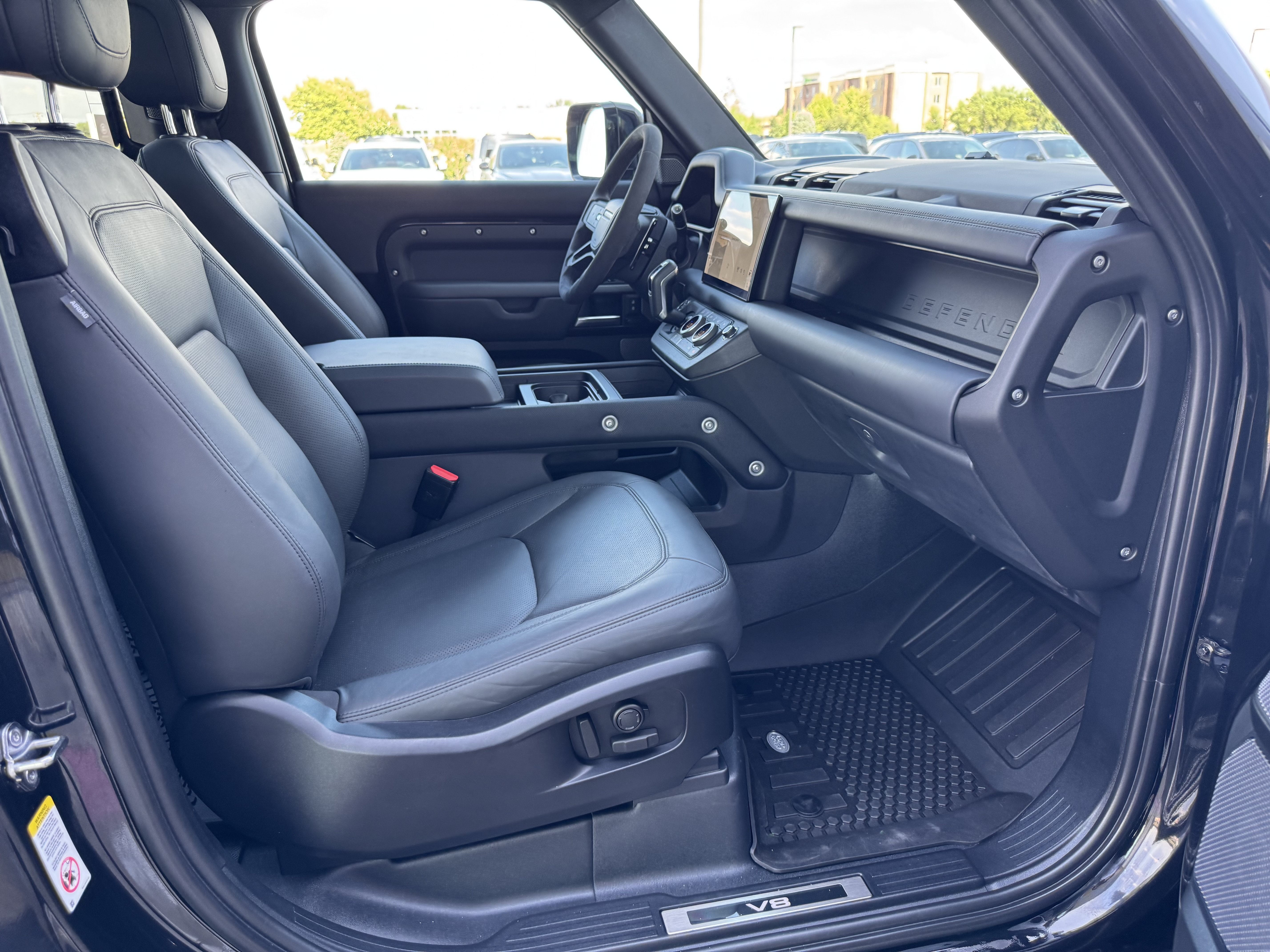 Certified 2024 Land Rover Defender 90 V8 AWD/4WD image 3