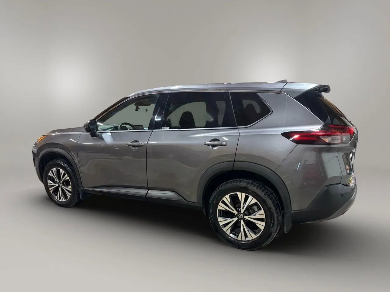 Used 2021 Nissan Rogue SV image 3