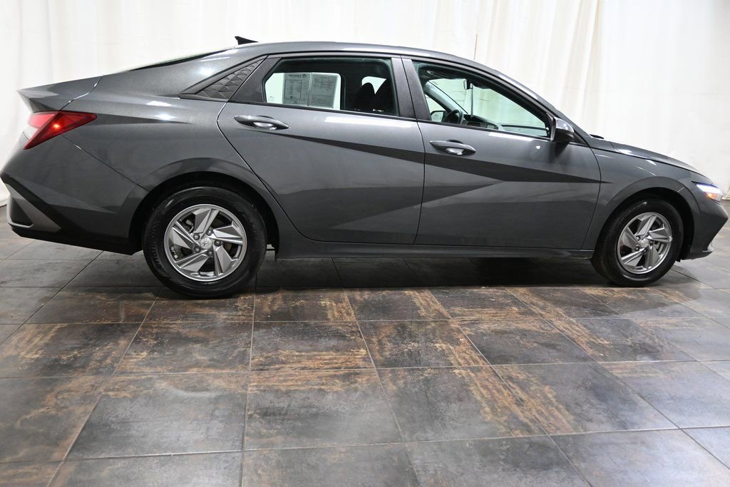 Used 2025 Hyundai Elantra SE image 4