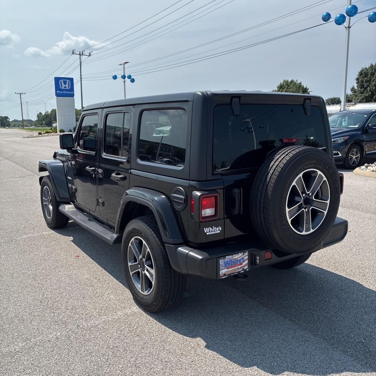 Used 2023 Jeep Wrangler Unlimited Sahara w/ Cold Weather Group AWD/4WD image 3