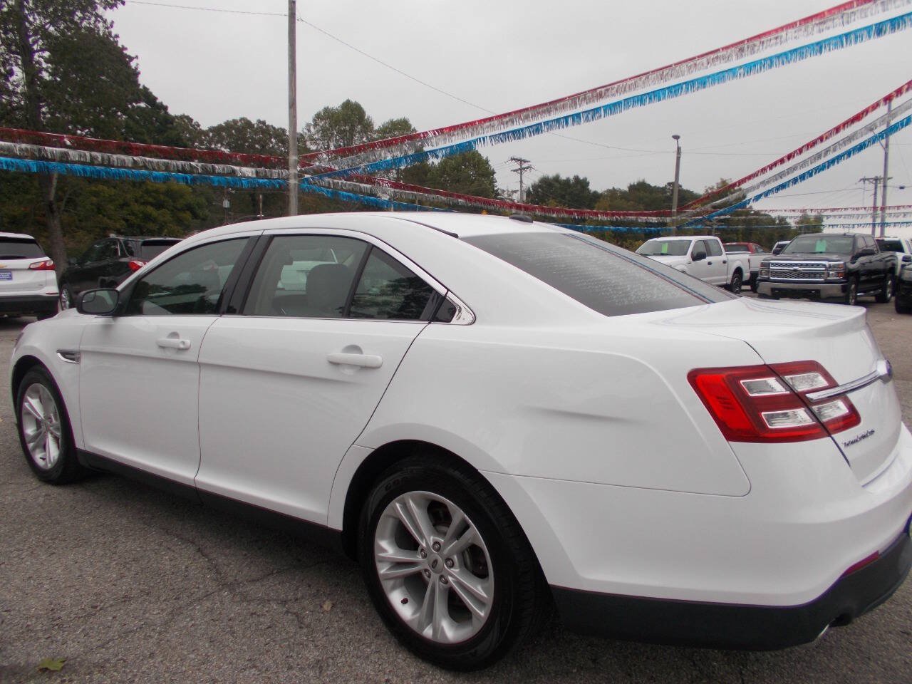 Used 2016 Ford Taurus SE FWD image 17