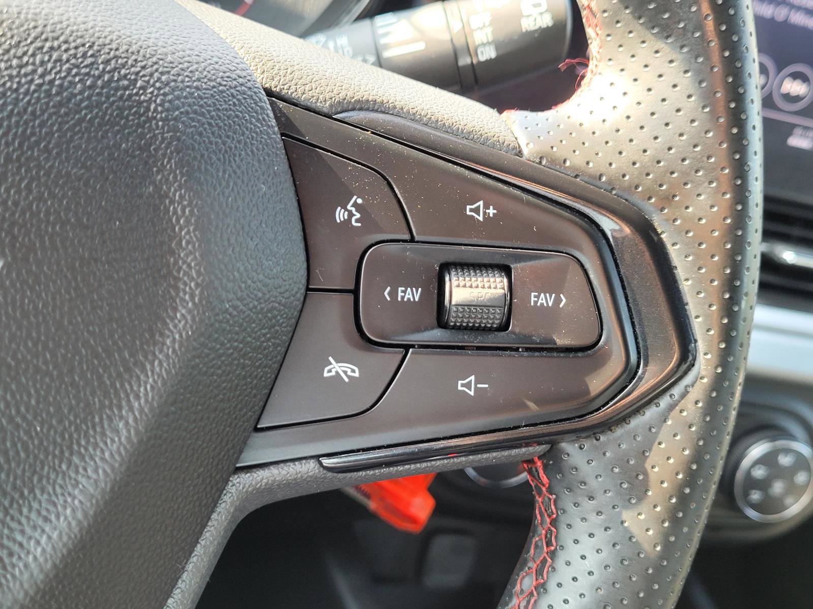 Used 2025 Chevrolet Trax RS w/ Driver Confidence Package FWD image 27