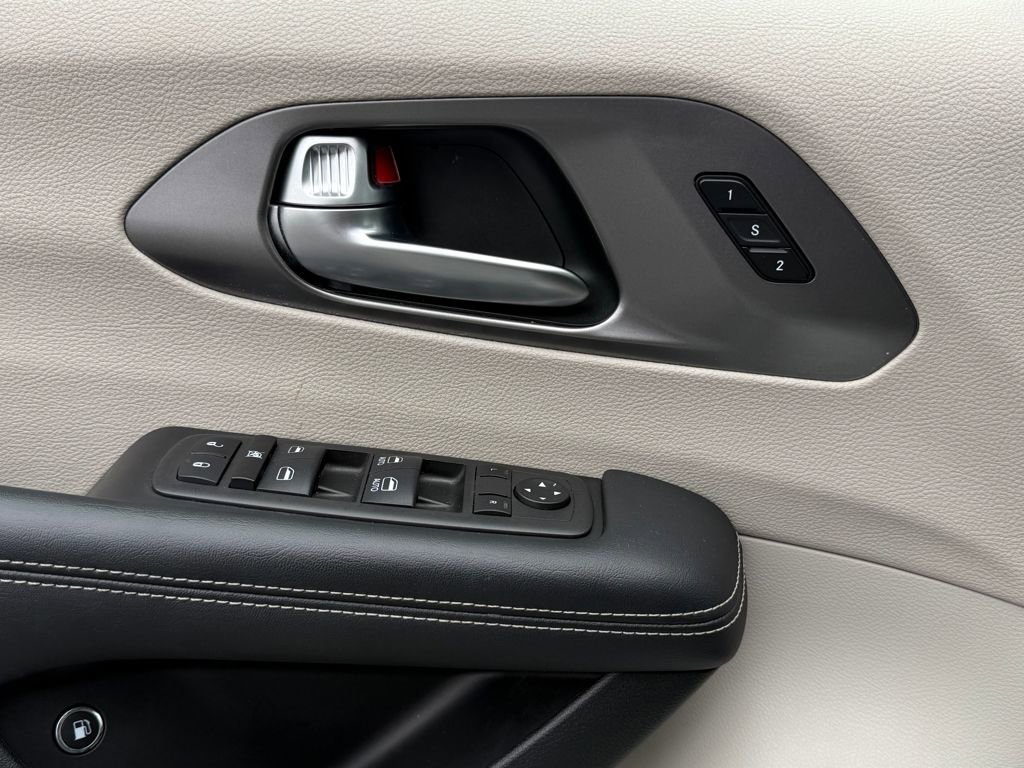 Used 2023 Chrysler Pacifica Touring-L image 20