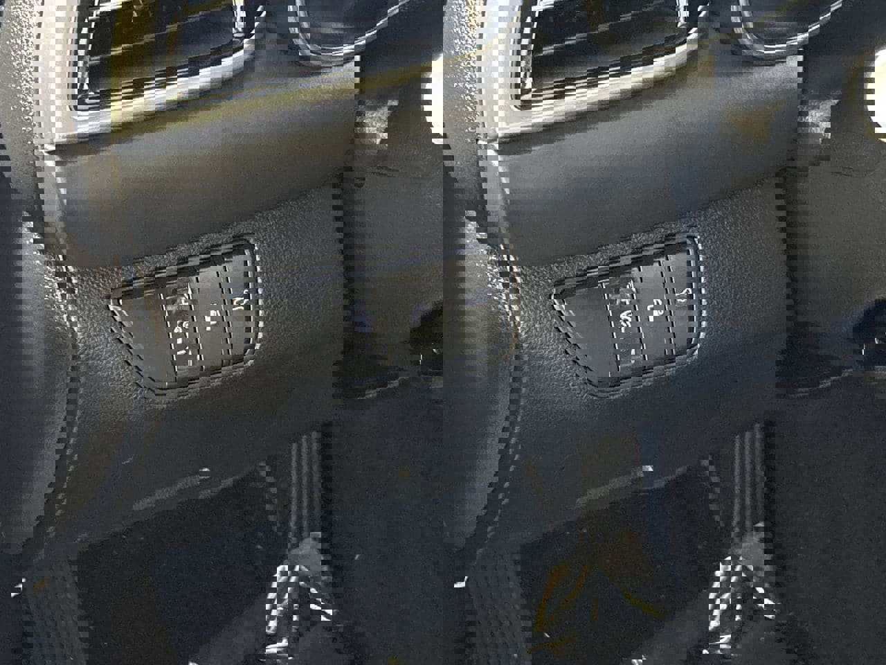 Used 2025 Genesis G70 2.5T image 12