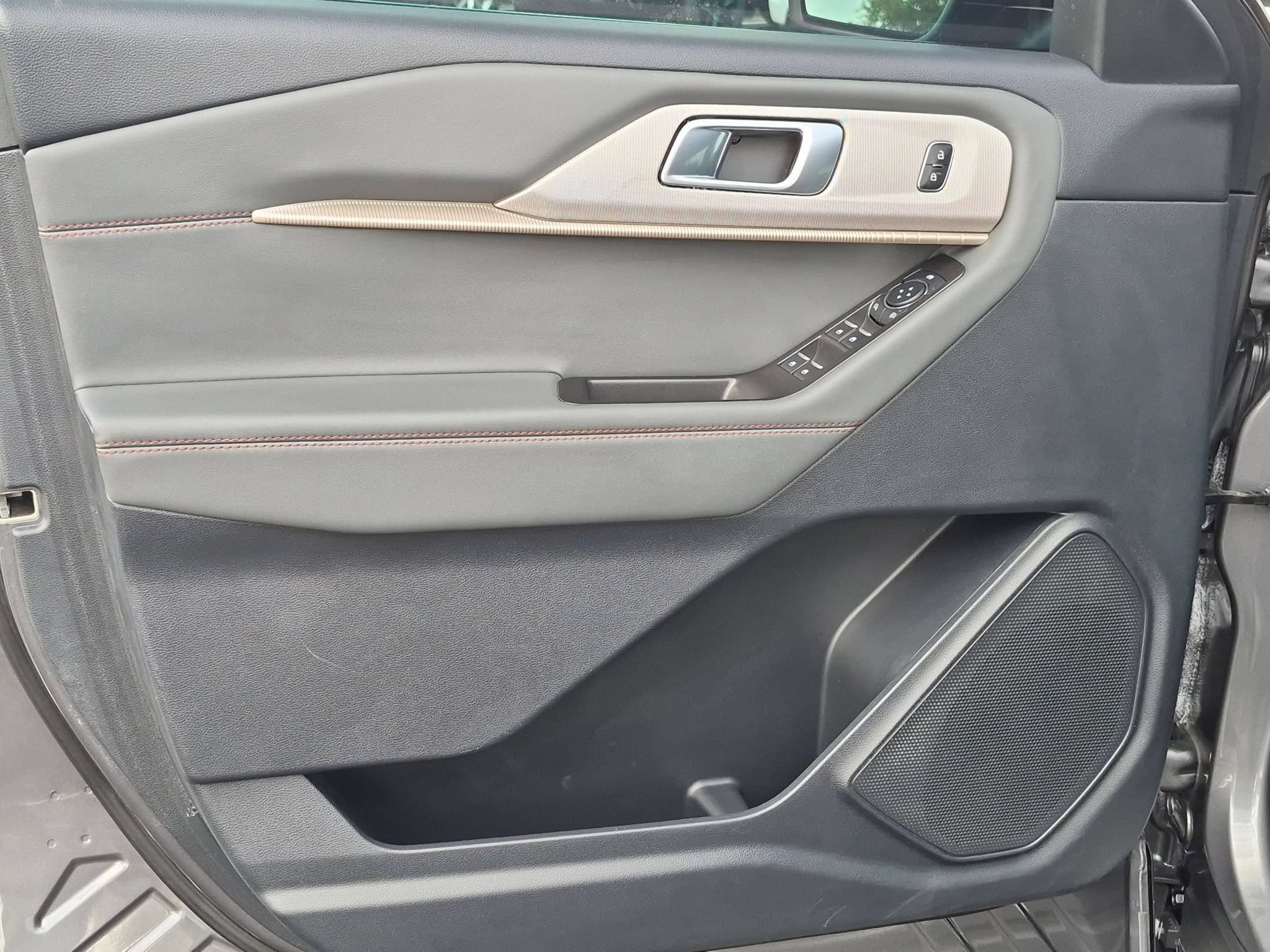 Used 2025 Ford Explorer Active RWD image 11