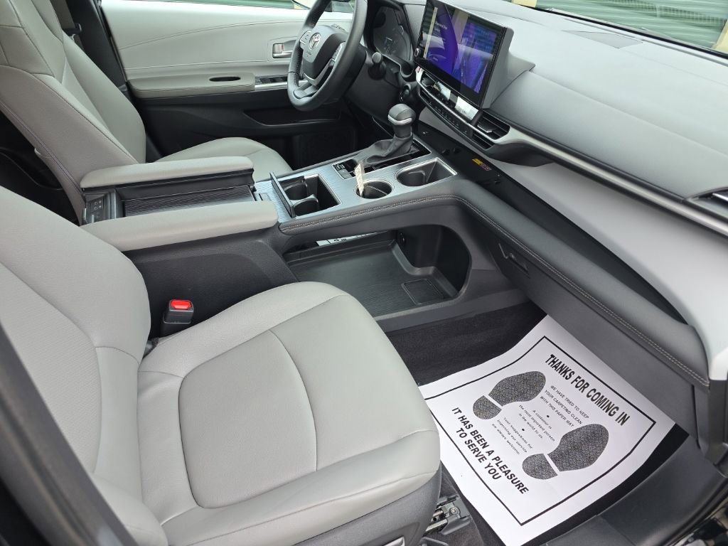 Used 2025 Toyota Sienna XLE AWD/4WD image 16