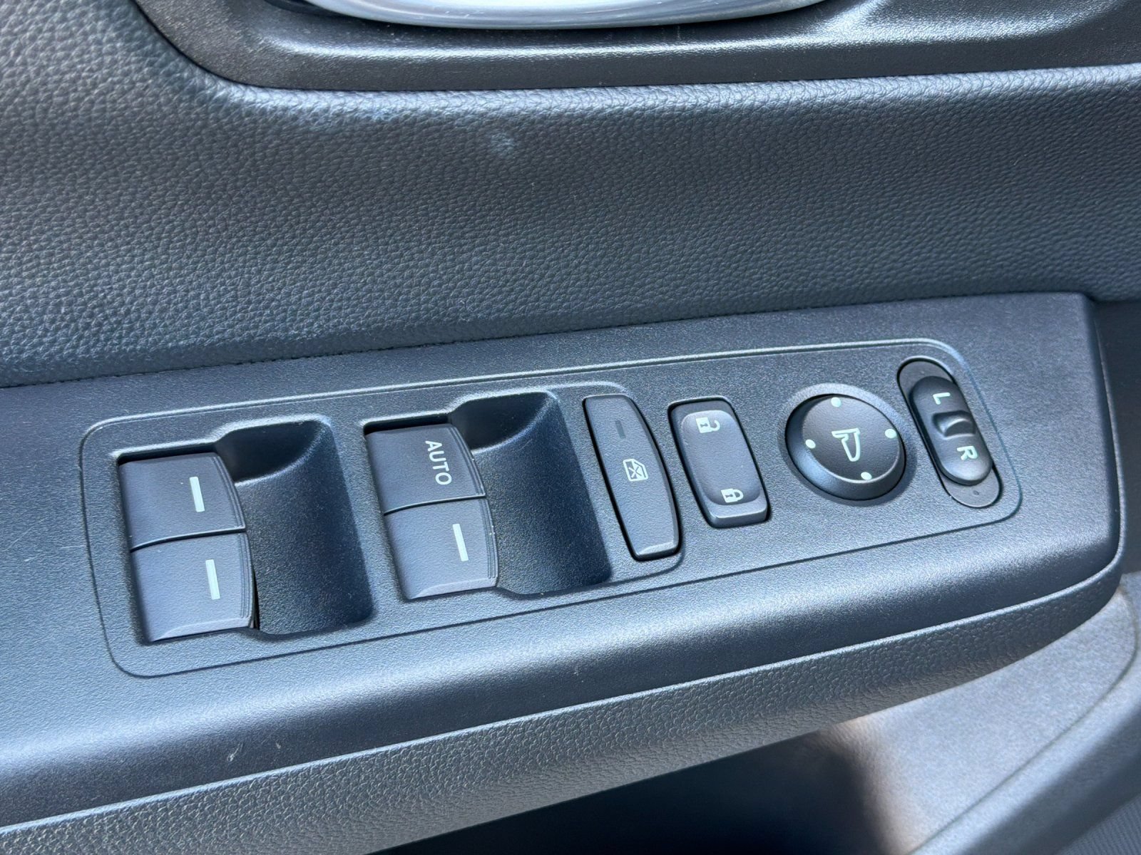Used 2025 Honda CR-V LX image 11