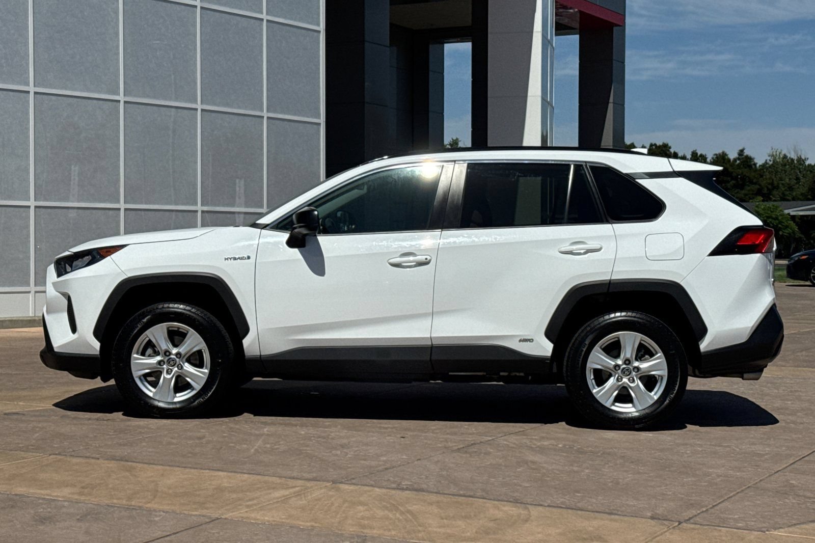 Certified 2021 Toyota RAV4 LE AWD/4WD image 8