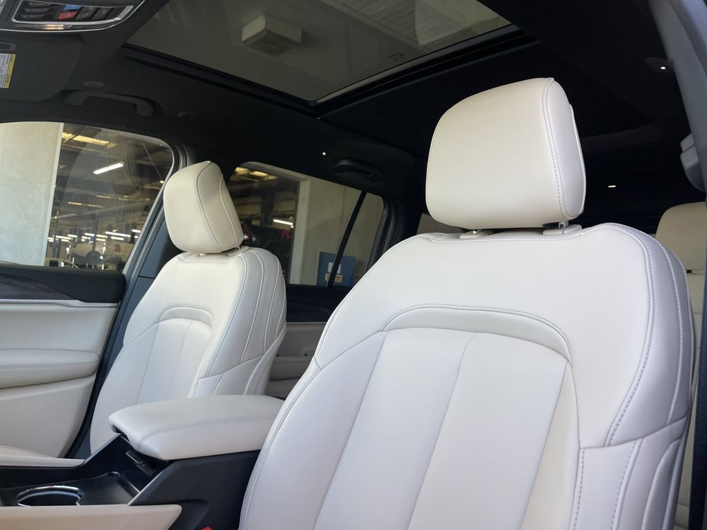 New 2026 Jeep Grand Cherokee Limited w/ Limited Altitude Package AWD/4WD image 10